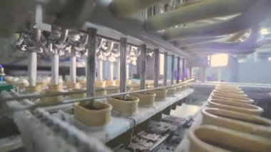 Otomatik dondurma üretimi. Otomatik dondurma üretim hattı. Dondurma üretimi.