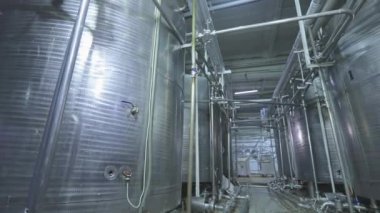 Gıda endüstrisindeki büyük konteynırlar. Dondurma endüstrisindeki parlak metal kaplar. Endüstriyel iç mekan. Gıda üretimi