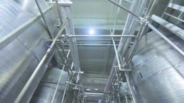 Gıda endüstrisindeki büyük konteynırlar. Dondurma endüstrisindeki parlak metal kaplar. Endüstriyel iç mekan. Gıda üretimi