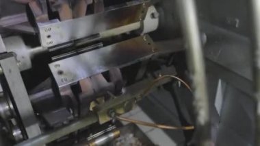Gofret fincanı üretimi için konveyör hattı. Gofret fincanı üretimi için bir makine. Dondurma için gözleme kabı pişiriyorum.
