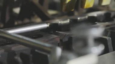 Dondurma için gofret kabı üretimi. Waffle fincanı yapıyorum. Waffle fincanı yakın plan