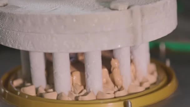 Automatiserad produktion av glass. Automatiserad transportör för att skapa en glasstårta. Glass fint pressas ut ur rören — Stockvideo