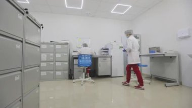 Modern laboratuvar. Modern bir laboratuarda çalışanlar. Laboratuvar teknisyenleri modern bir laboratuvarda çalışıyorlar.