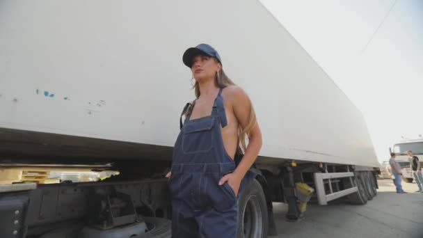 A camionista senta-se dentro do táxi. motorista de caminhão sexy. A rapariga entra na cabina do camião.. — Vídeo de Stock