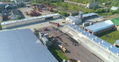 Büyük marangoz fabrikası manzarası. Bir marangoz fabrikasının üzerinde bir uçuş. Modern mobilya fabrikasının genel planı.