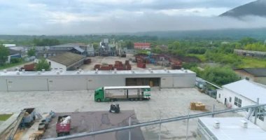Büyük marangoz fabrikası manzarası. Bir marangoz fabrikasının üzerinde bir uçuş. Modern mobilya fabrikasının genel planı.