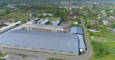 Modern bir mobilya fabrikasında uçmak. Endüstriyel dış görünüş. Havadaki fabrika manzarası
