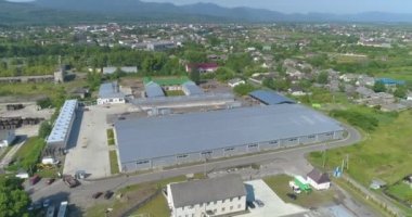 Yeni bir modern mobilya fabrikasının üzerinde bir uçuş. Mobilya fabrikasının üst manzarası. Modern fabrika üst görünümü.