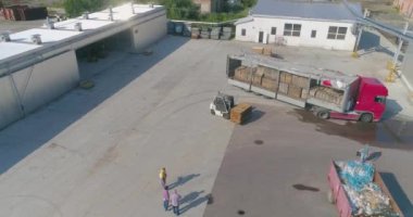 Ahşap fabrikasında içi odun dolu bir kamyon. Kereste vagonu. Odunların zorla kurutulması için. Ahşap fabrikasındaki modern kurutma odaları. Endüstri dışı