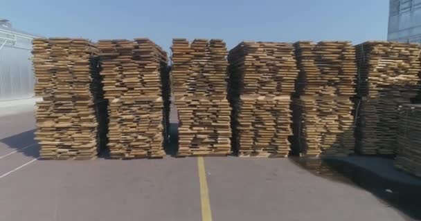 Hout drogen buiten onder de zon. Hout drogen natuurlijk. het verwijderen van water uit hout met zon en wind. — Stockvideo