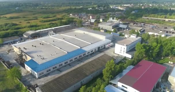 Velký výhled na továrnu. Moderní továrna ve venkovské oblasti s výhledem na drony. Velká továrna v ekologicky čisté oblasti — Stock video