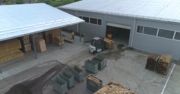 Forklift taşıma kerestesi fabrikadan geçiyor. Bir marangoz fabrikasının üzerinde bir uçuş. Büyük marangoz fabrikası manzarası. Modern mobilya fabrikasının genel planı — Stok video