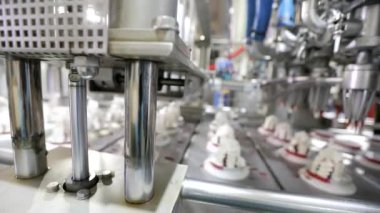 Dondurmanın nasıl yapıldığını. Dondurma üretimi. Modern dondurma fabrikası..