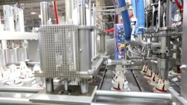 Dondurma üretimi. Modern dondurma fabrikası. Dondurmanın nasıl yapıldığını