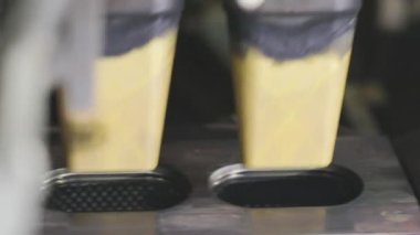 Gofret bardaklarının otomatik üretimi. Dondurma üretim süreci. Dondurma fabrikası.