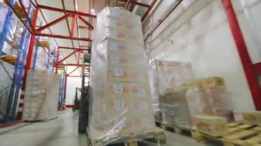 Forklift fabrikanın deposundan geçiyor. Modern depo. Fabrikada büyük bir depo. Depo çalışması