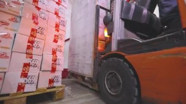 Forklift kullanan bir işçi bir depoda çalışacaktır. Büyük, modern bir depo. Depo çalışması
