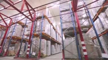 Kamera fabrika deposundan geçiyor. Modern depo, endüstriyel iç mekan. İçinde insan olmayan modern bir depo..