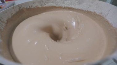 Waffle için hamur topluyorum. Waffle kabı pişirmek için hamur hazırlığı. Yiyecek üretimi. Fabrikada para kazanma süreci.