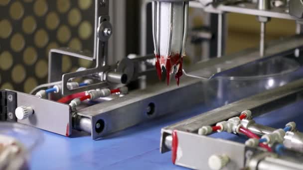 Produktion av glass. Automatiserad produktion av glass. Automatisk produktionslinje för glass — Stockvideo