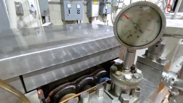 工場内の圧力計、産業用圧力計上の矢印の動き。産業用圧力計 — ストック動画