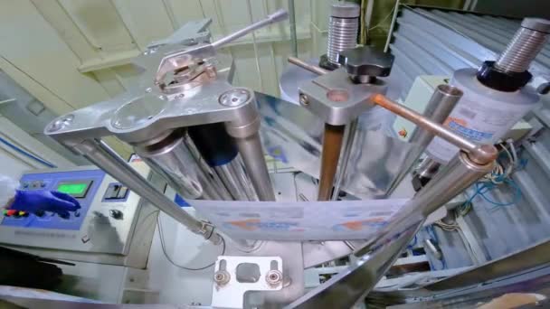 Ein modernes Förderband zur Herstellung von Speiseeis. Eis-Produktionslinie. Produktionsprozess für Speiseeis — Stockvideo