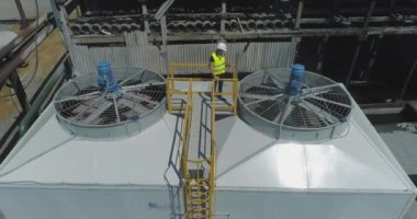 Modern soğutma kulesine yakın çekim. Modern bir soğutma kulesinde mühendis. Modern endüstriyel su soğutma sistemi. Endüstri dışı