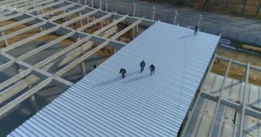 Modern bir sanayi binasının inşaatı. Bir sanayi binasının inşaatı. Güçlendirilmiş beton bina iskeleti. Endüstriyel dış görünüş. Büyük bina.