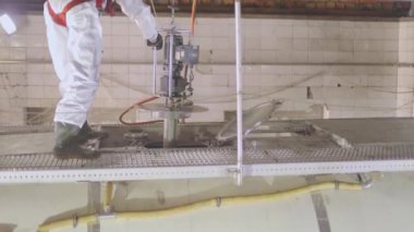 Bir işçi içeriden buharlı bir tank kamyonunun kimyasal temizliğini yapıyor. Tankerin otomatik buhar temizliği. Kimyasal koruma işçisi