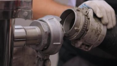 Yangın hortumu bağlantısı. Hortumu yangın musluğuna bağlıyorum.