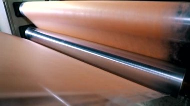 Dokumasız malzemelerin üretimi. Spunbond üretim fabrikası. Örülmemiş kumaş üretim süreci. Sentetik kışı geçirmek için modern taşıma hattı.