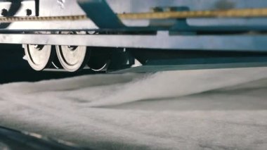 Baston olmayan malzemelerin üretimi yakın plan. Sentetik kışlık üretim fabrikası. Syntepon üretim süreci
