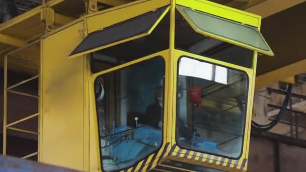 Cabina del operador con una grúa de haz. Cabina amarilla de una grúa. Grúa aérea moderna — Vídeo de stock