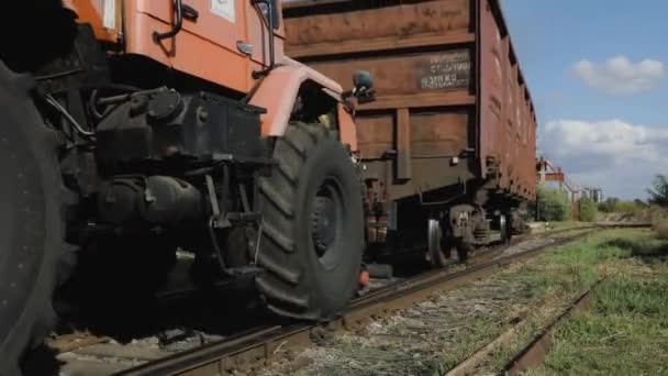 Tractor voor het verplaatsen van wagons. Auto voor het slepen van goederenwagens. Speciale uitrusting voor het verplaatsen van spoorwagons — Stockvideo