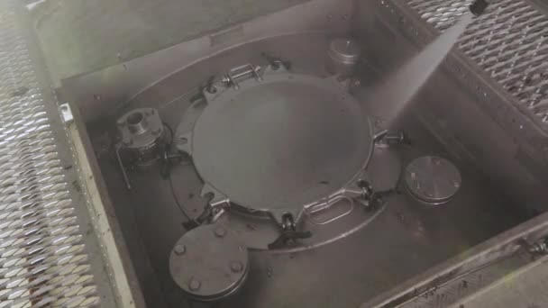 Kamyon tankını temizliyorum. İç yıkama ve tankların buharı. Tanker kimyasal temizlik işinde.. — Stok video