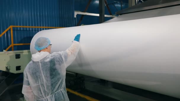 Fabrik-Qualitätskontrolle. Sintepon-Produktion. Ein Mann überprüft in der Fabrik die Qualität des Schnappschusses. industrielle Innenausstattung — Stockvideo