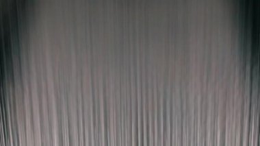 Fabrikada tarım lifleri üretiliyor. Taşıyıcı hattındaki aşınma lifleri yakın plan. Agrofiber üretim süreci