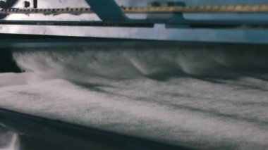 Sintepon üretim fabrikası. Syntepon üretim süreci. Sintepon yapımı.