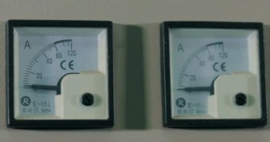 Fabrikada arka arkaya iki voltmetre. Endüstriyel voltmetre. Fabrikadaki voltmetre paneli.