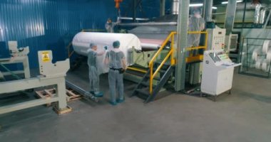 Dokumasız malzemelerin üretimi. Agrofiber üretim. Endüstriyel iç. Dokumasız kumaş fabrikasının atölyesi. Modern dokumasız malzeme dükkânı.