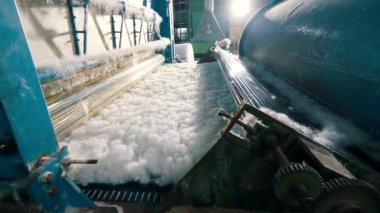 Holofiber üretim. Holofiber. Dokumasız malzemelerin üretimi. Dokumasız bir fabrikada holofiber..