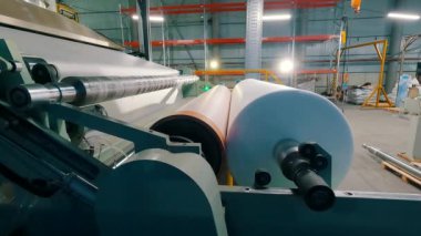 Fabrikada tarım lifleri üretiliyor. Taşıyıcı hattında Agrofiber var. Agrofiber üretim süreci