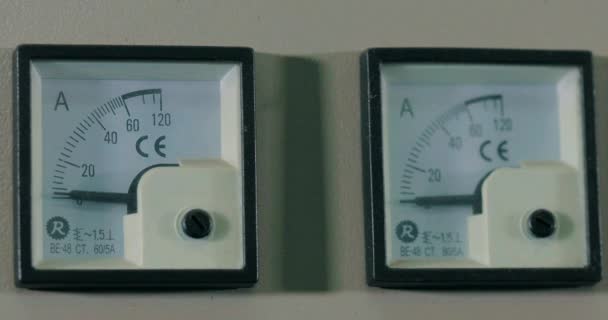 Due voltmetri di fila alla fabbrica. Voltmetro industriale. Pannello con voltmetri in fabbrica — Video Stock