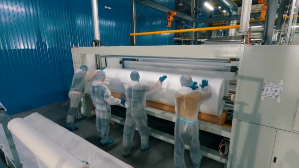 Syntepon manufacturing process. How synthpeon is made. Factory of nonwoven materials. Inside the machine for the production of synthetic winterizer — Stock Video