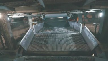 Kola fırını kömür üretimi. Hindistan cevizi kömür ocağının içinde. Sıcak kola kömürü