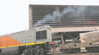 Sıcak metal trenle taşınır. Sıcak metal boşlukları trenle taşınır.