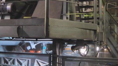 Modern metalürjik bitki. Endüstriyel iç mekan. Metalurji fabrikasında metal üretim süreci. Metalurji fabrikasında modern ekipman