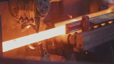 Modern bir fabrikada ağır çekimde Red Hot Metal. Metalurji fabrikasında metal üretim süreci. Modern metalurji fabrikası