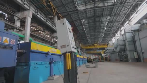 Moderna planta metalúrgica. Interior industrial. Equipos modernos en una planta metalúrgica — Vídeos de Stock