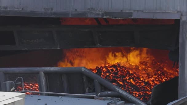 Enfriamiento del carbón del horno de coque después de cerrar el proceso de coque. Producción de carbón en horno de coque. Empresa metalúrgica — Vídeo de stock